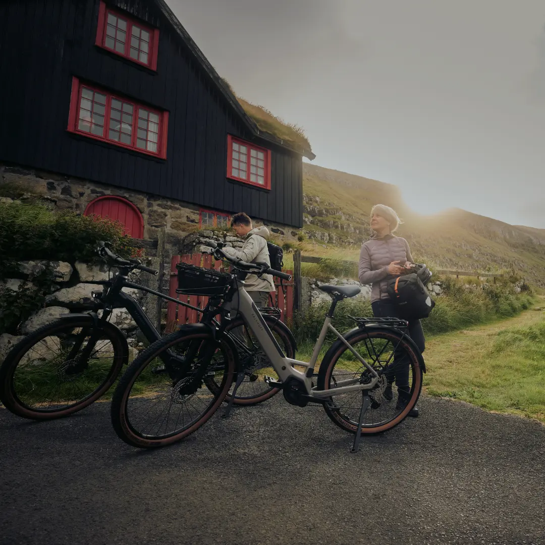 Vélos électriques de randonnée Zwei Trekking E-Bike Fahrer die gerade pausieren und neben den Fahrrädern stehen