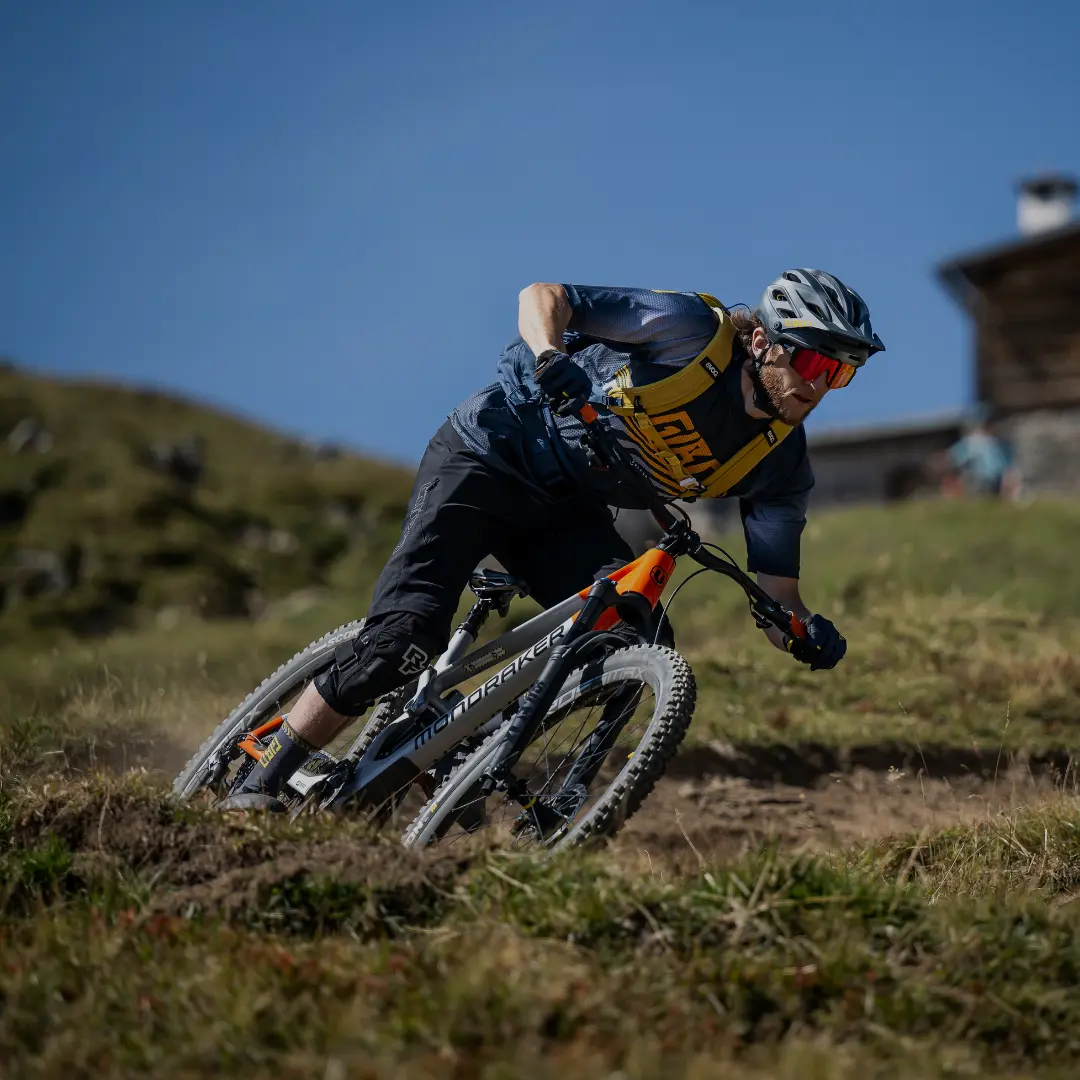 Vélos de trail Fully Fahrer auf einem MTB Fully in einem Anlieger