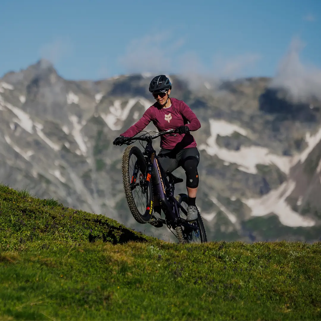 VTT tout suspendu Nina Hoffmann auf einem Santa Cruz MTB Fully in den Bergen