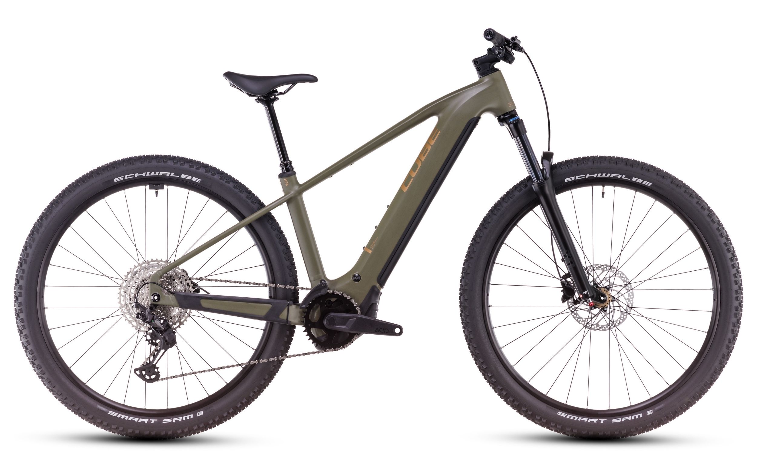Cube Reaction Hybrid Pro 800 Wh in dustyolive'n'gold – Seitenansicht des E-Mountainbikes.