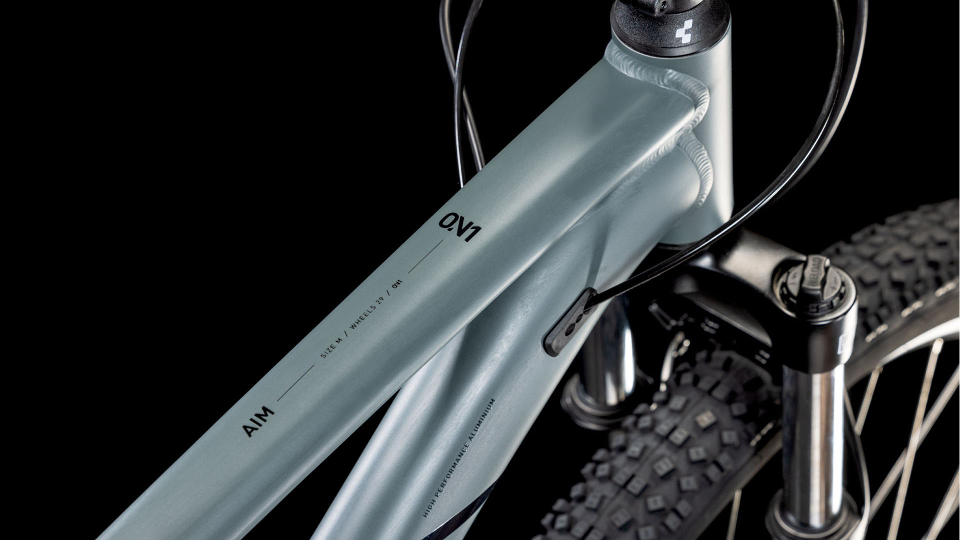 Detailansicht des Oberrohrs und Steuerrohrs mit innen verlegter Zugführung am Cube Aim One.