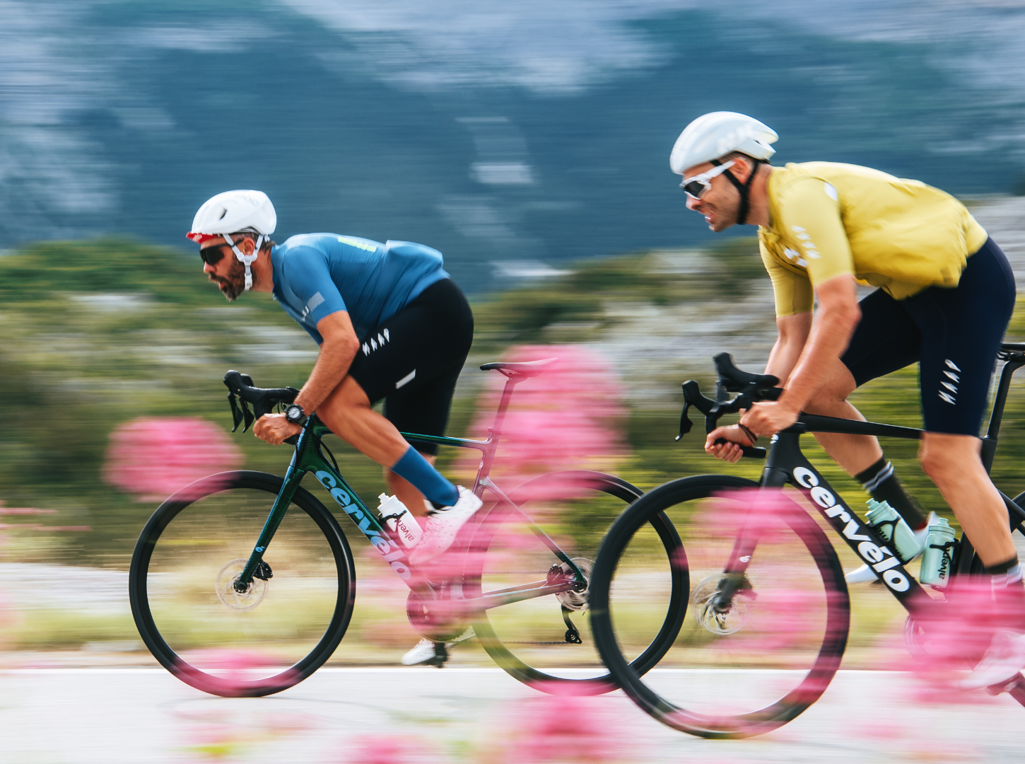 Zwei Caledonia Rennradfahrer in Action auf der StraĂźe