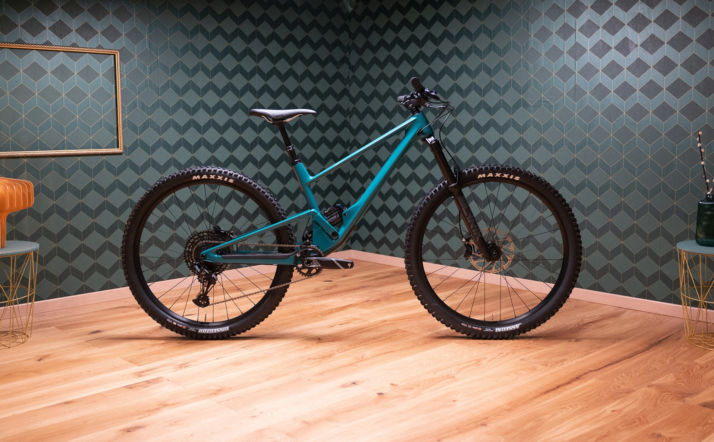 SCOR 4060 ST Carbon NX Frameset SCOR 4060 ST Carbon NX Frameset Fox Float X2 Factory Herbie Flip Studio Foto grüne Tapete