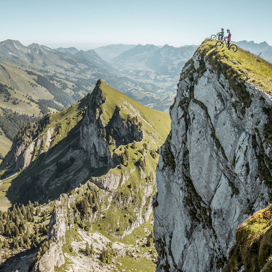 Spektakuläre Berglandschaft mit steilen Felsen und weitem Ausblick über die Alpen.