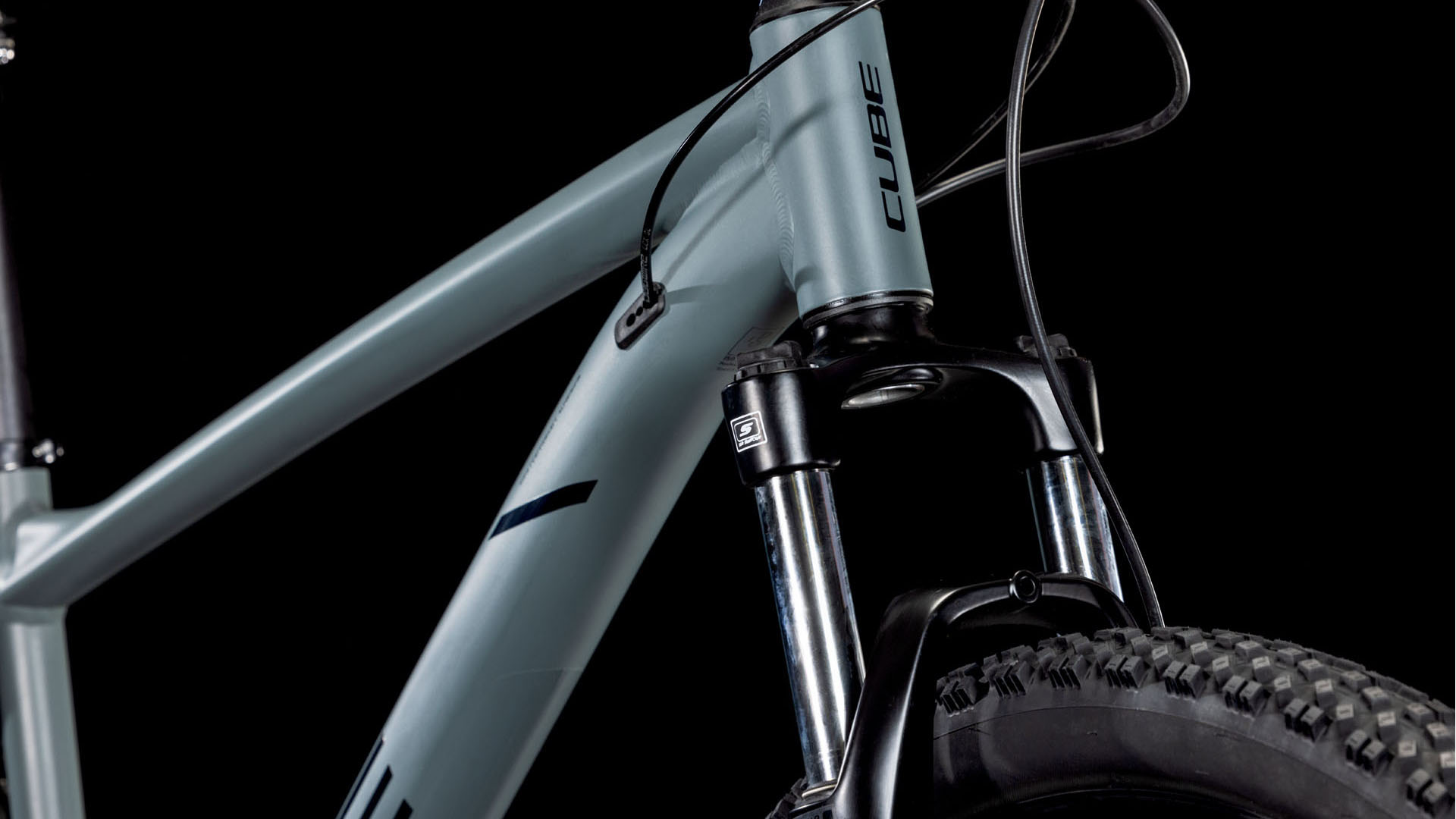 Nahaufnahme des Steuerrohrs und der Frontfederung des Cube Aim One 27,5".