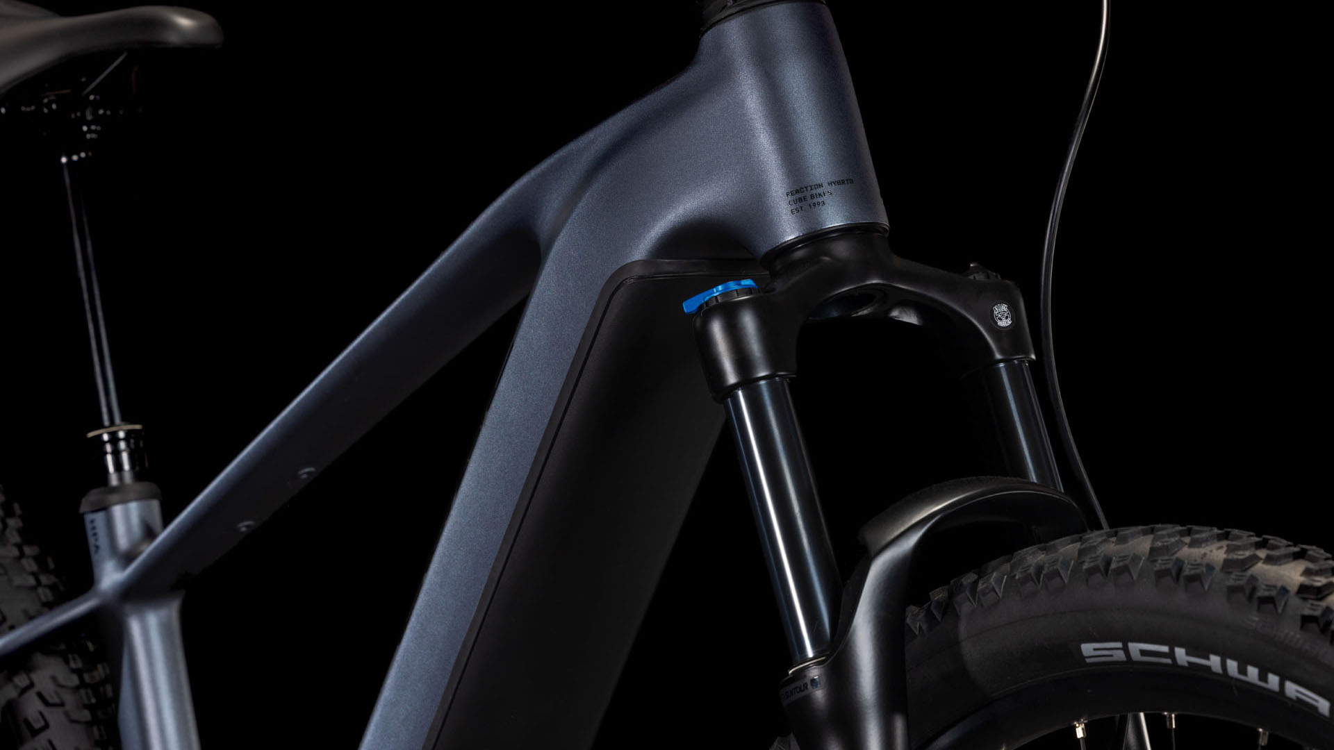 Federgabel und Schwalbe-Reifen des Cube Reaction Hybrid Pro – Frontansicht.