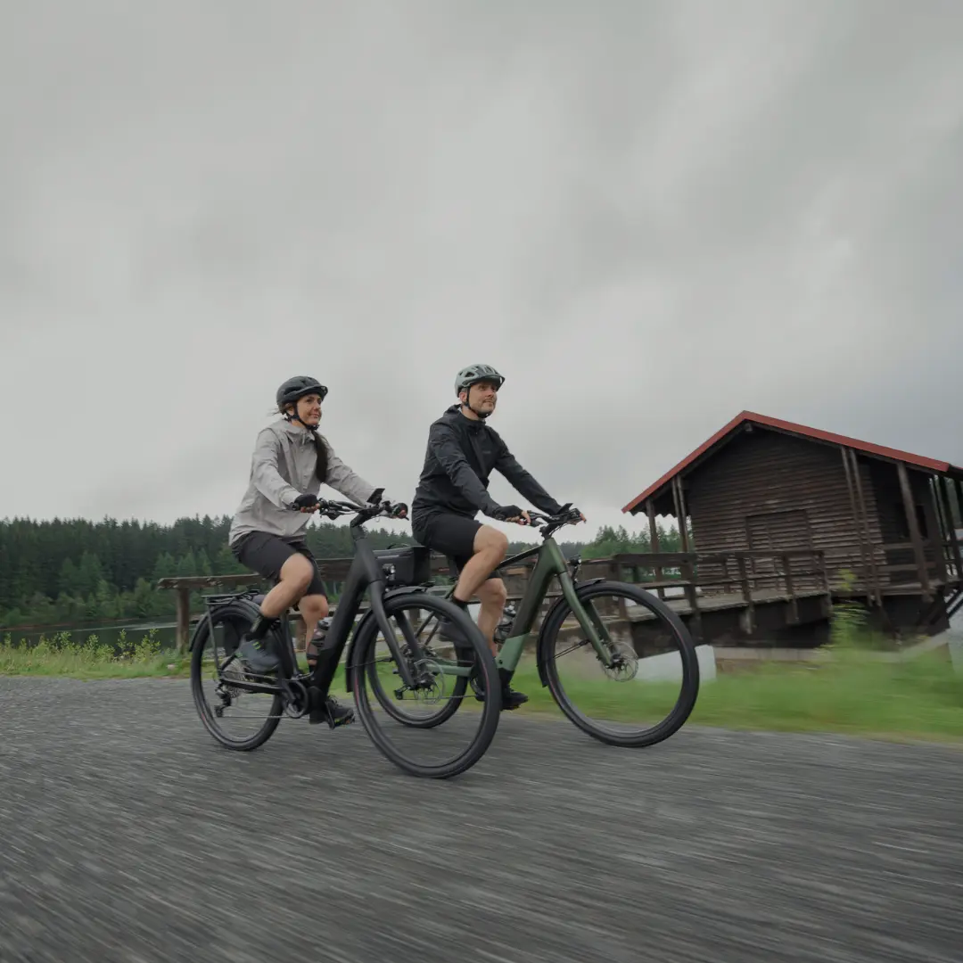 Vélos électriques tout terrain Mann und Frau auf Ihren E-MTBs auf einem Schotterweg