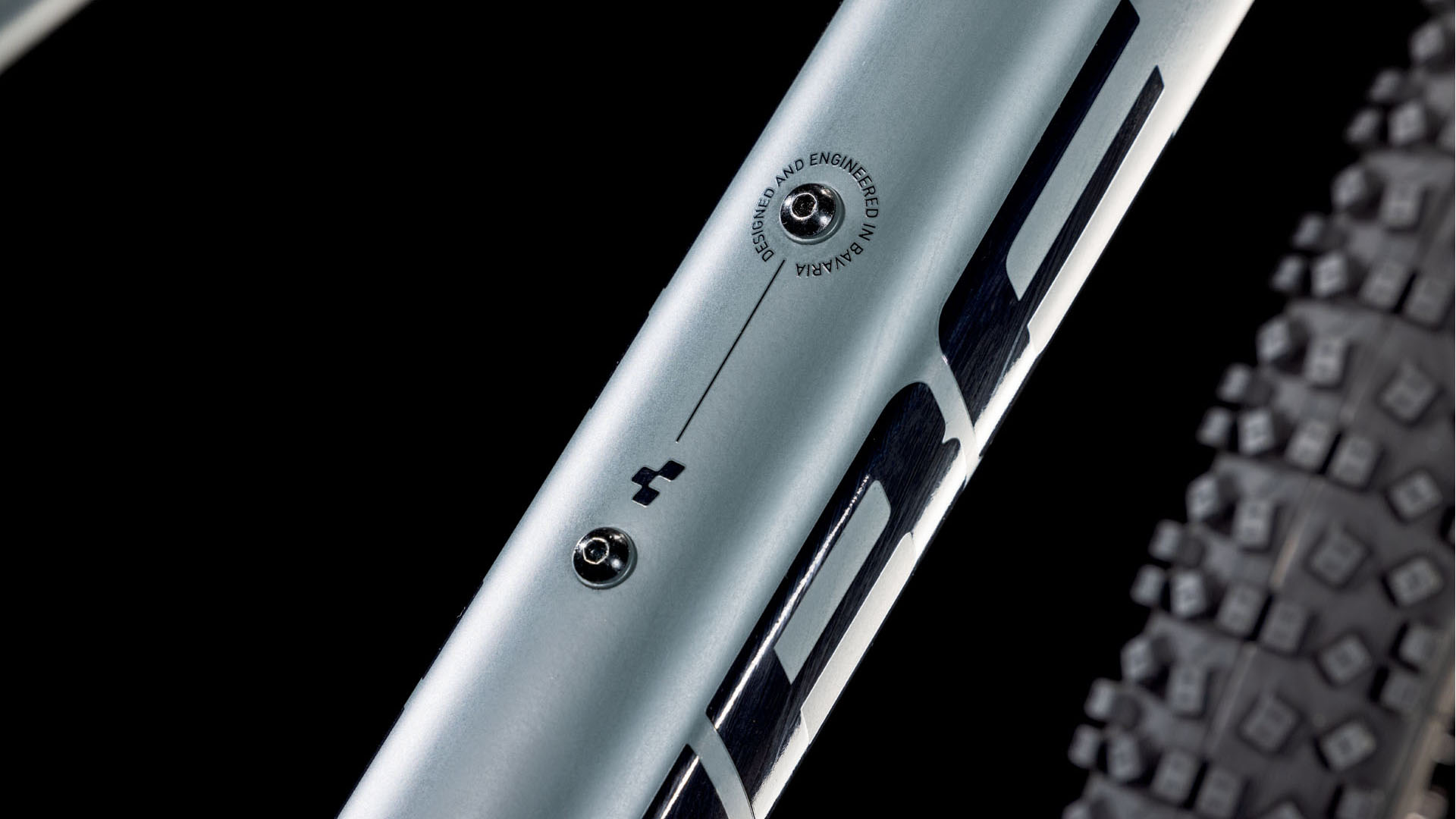 Detailaufnahme des Unterrohrs mit Gewindebuchsen für Flaschenhalter am Cube Aim One.