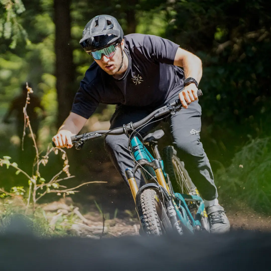 VTT Fahrer auf einem MTB im Gelände
