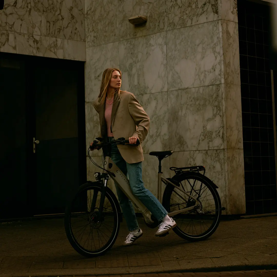 vélo électrique Dame auf einem E-Bike mit IndustrieStyle Hintergrund