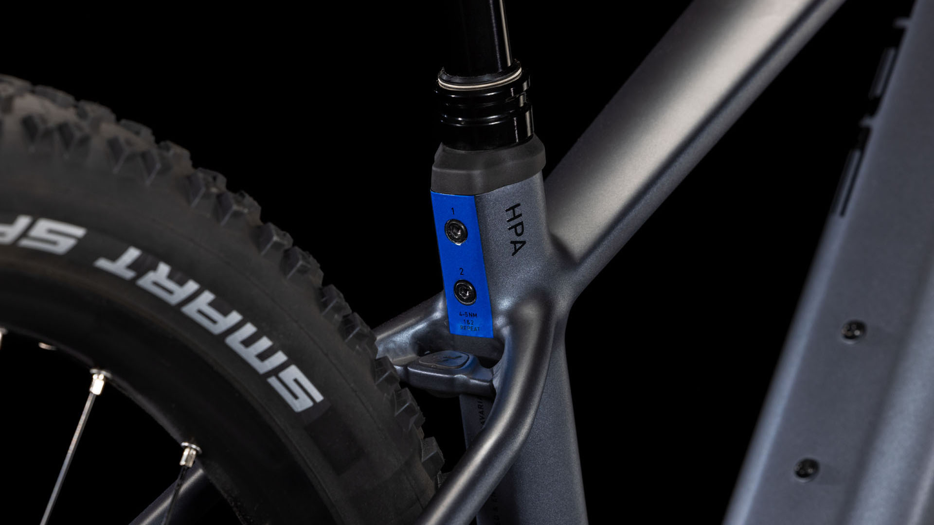 Detailansicht des Sitzrohrs mit HPA-Markierung und angesetztem Hinterrad.