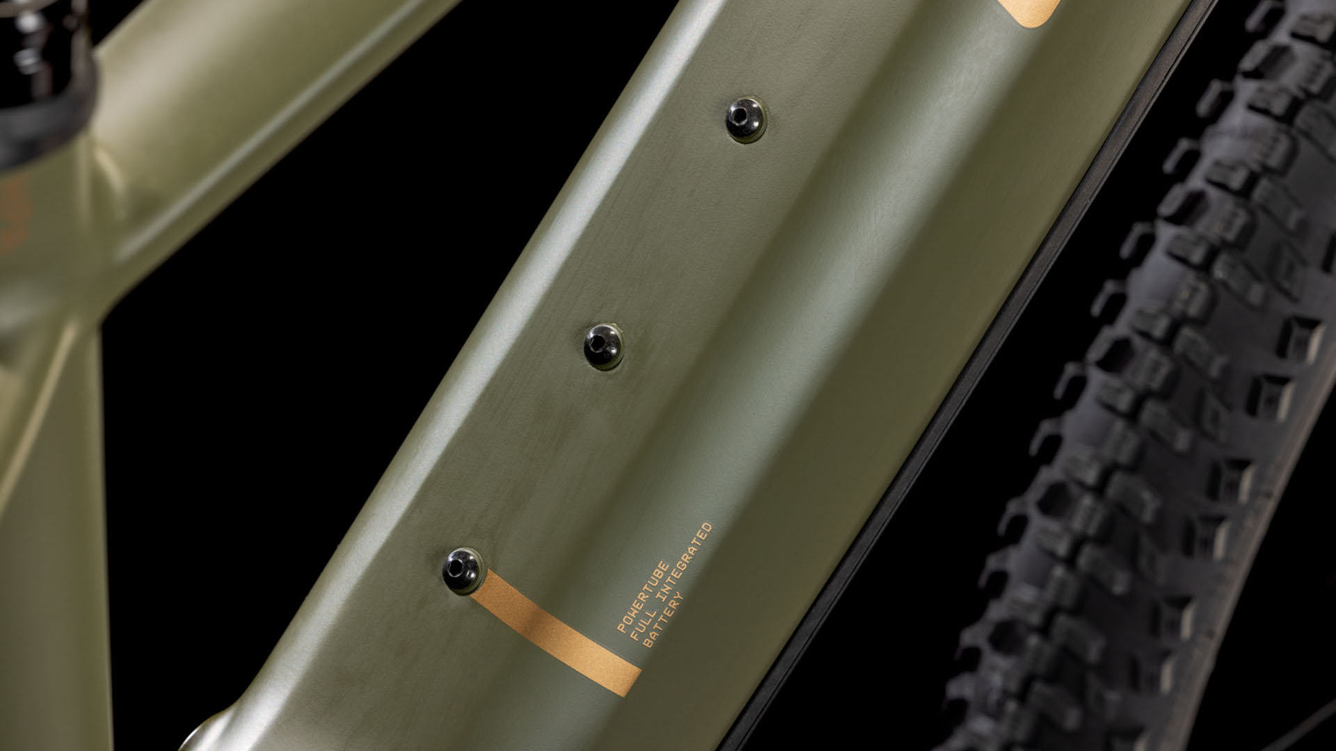 Nahaufnahme des Unterrohrs mit Ladebuchse und Akkufach des Cube Reaction Hybrid Pro.