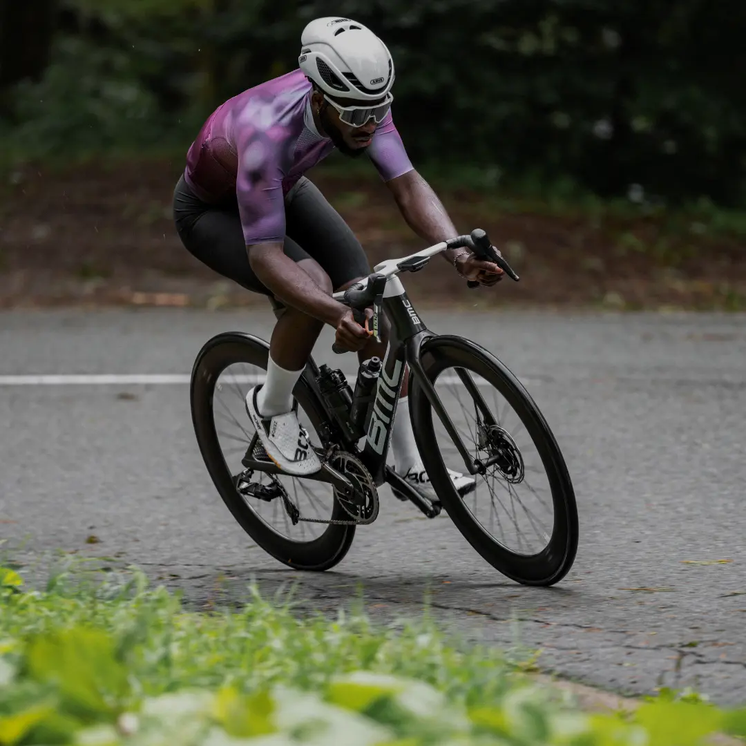 vélos de course Rennradfahrer auf einem BMC Rennrad in einer Kurve