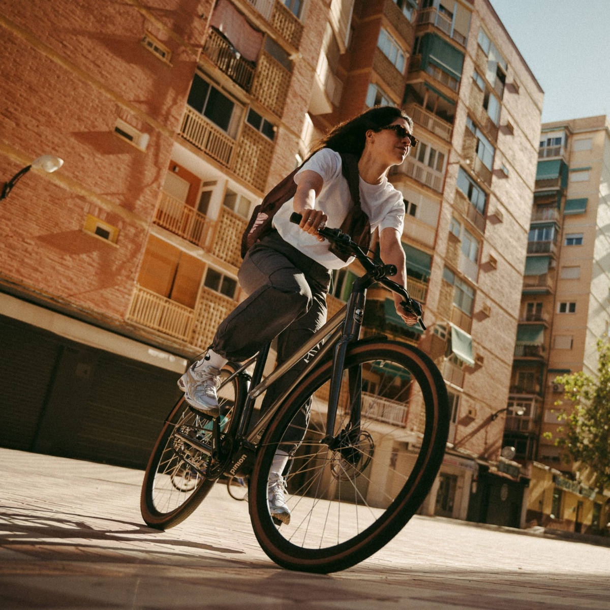 Frau auf Desiknio Bike in urbaner Umgebung