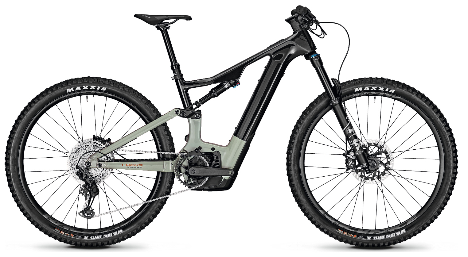 Focus Jam² 8.8 Performance CX 750Wh CARBONE Focus Jam² 8.8 Performance CX – Seitenansicht des E-MTBs in Schwarz mit olivgrünen Akzenten.