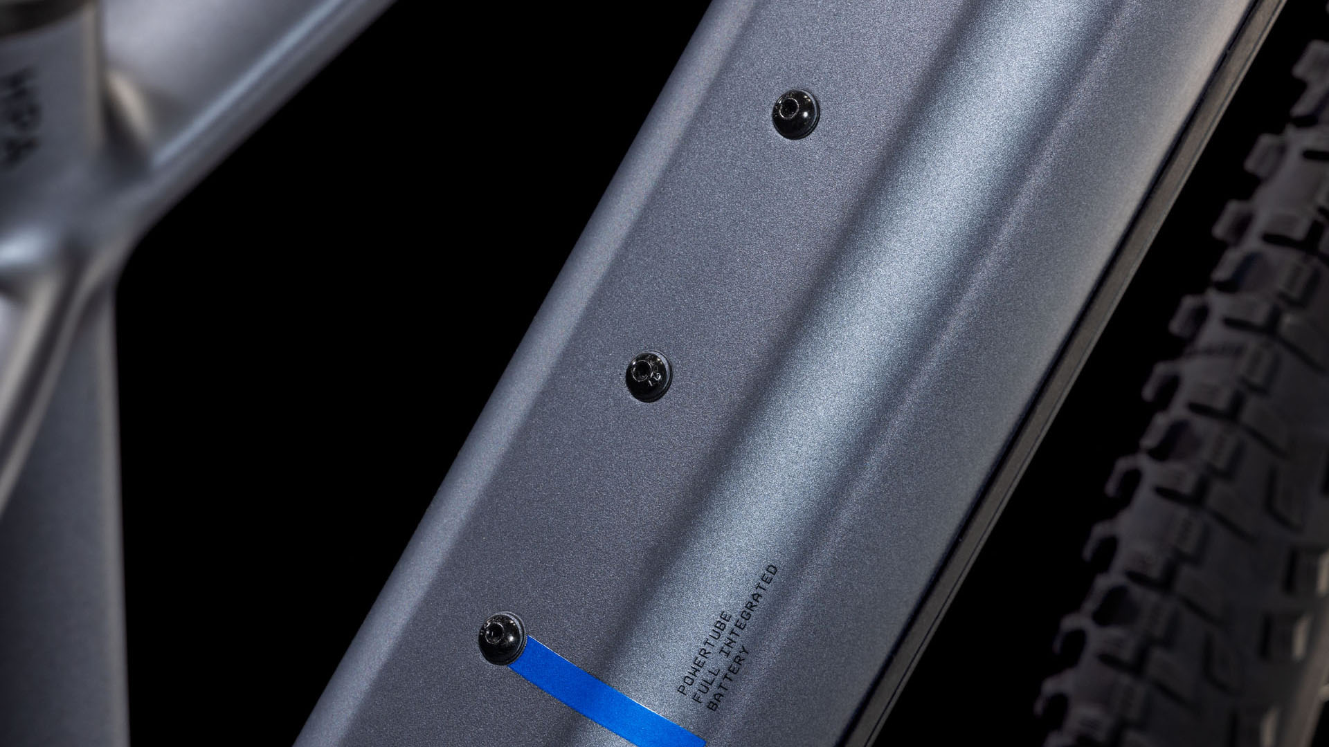 Nahaufnahme des Ladeanschlusses im Unterrohr des Cube Reaction Hybrid Pro.