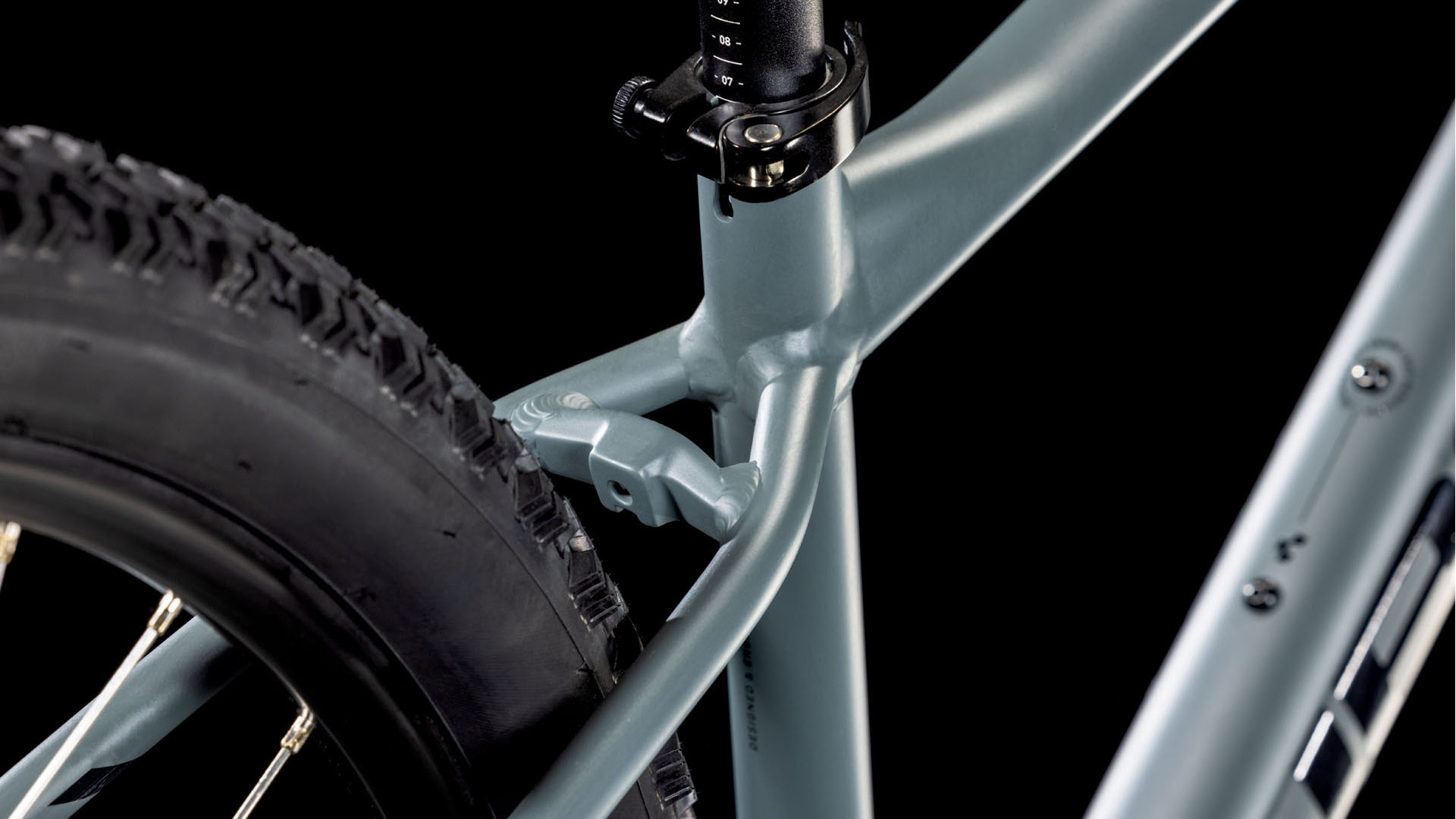 Nahaufnahme der hinteren Sitzstrebe und Sattelstütze des Cube Aim One.