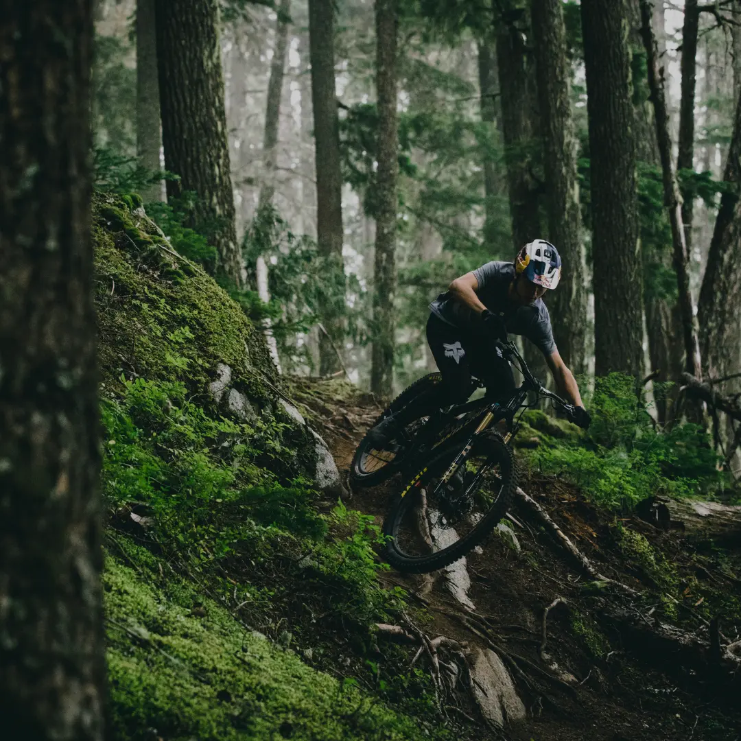 VTT électriques tout suspendus E-MTB Fahrer der einen Abhang mit Steinen hinunterfährt