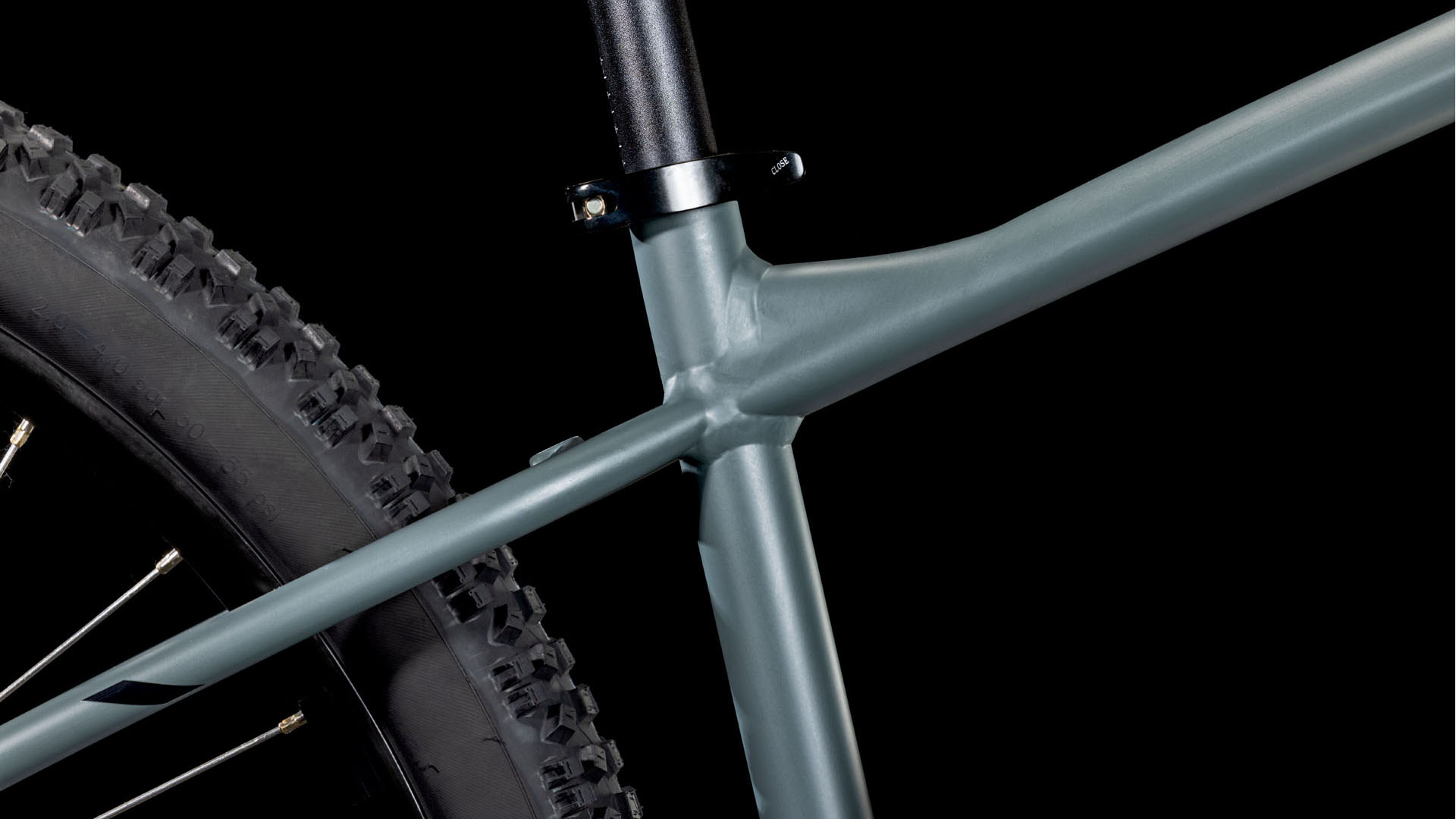 Seitliche Ansicht des Sitzrohrs und der Kettenstrebe in matter grauer Lackierung.